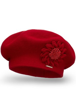 Béret tricoté rouge avec une embellissement floral et des détails en perles. Présente une texture douce et un design rond et décontracté. Étiquette en métal incluse.