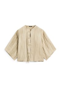 Blouse beige en mélange de lin de style kimono avec col mao, manches trois-quarts, texture plissée et fermeture à nouer sur le devant.