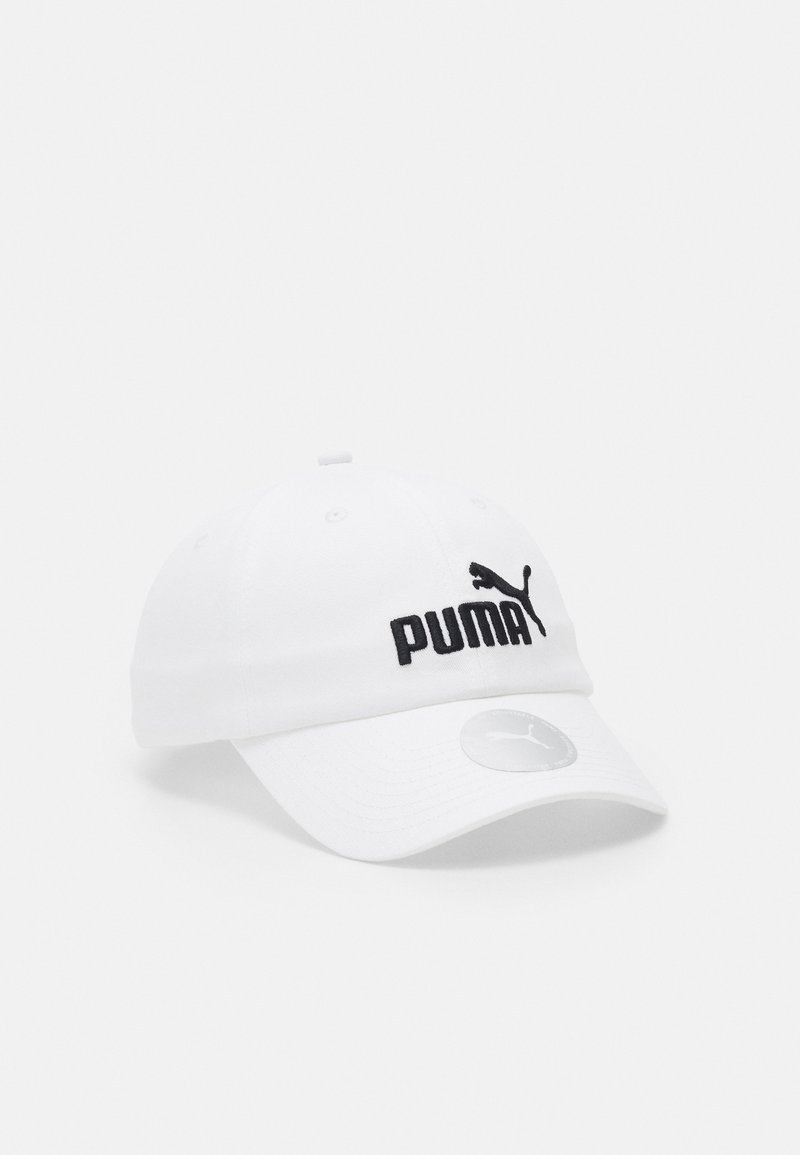Gorra de béisbol blanca hecha de algodón, con un logotipo bordado en negro de "PUMA" en la parte frontal y una etiqueta circular de la marca en la visera.