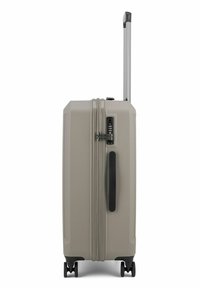 Hartscha Suitcase in Beige mit strukturierter Oberfläche, schwarzem Griff, Zahlenschloss und einem ausziehbaren silbernen Griff oben. Vier Räder für Mobilität.