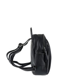 Zwarte leren rugzak met een gestructureerde afwerking, zijritscompartimenten en verstelbare schouderbanden. Voorzien van een handvat bovenaan voor gemakkelijk dragen.