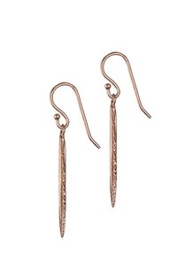 Roséguldring med en smal, avlång design som har en texturerad yta och krokupphängning för säker användning.