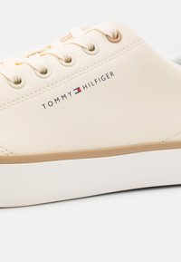Tommy Hilfiger CORE  - Sportcipő - calico