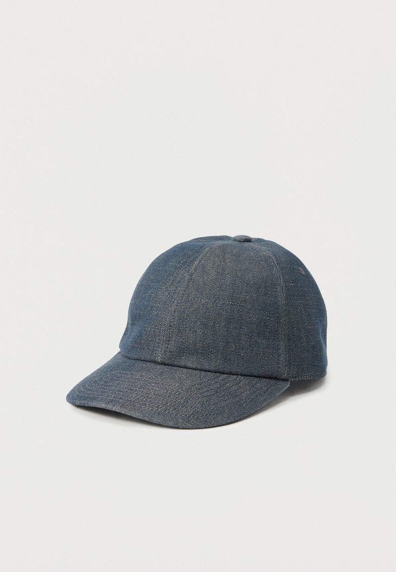 Casquette de baseball en denim bleu avec visière incurvée et coutures à six panneaux, présentée sur un fond clair uni.