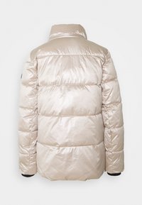 Ocieplana kurtka puchowa w jasnym beżu z błyszczącym wykończeniem, z wysokim kołnierzem i elastycznymi mankietami. Zawiera pikowane panele dla lepszej izolacji.