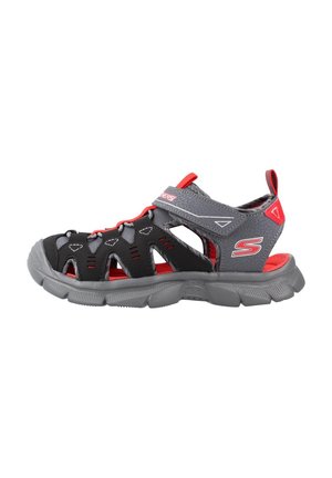 Sandalia deportiva para niño con puntera cerrada en negro, gris y rojo con correas ajustables y suela acolchada para actividades al aire libre.