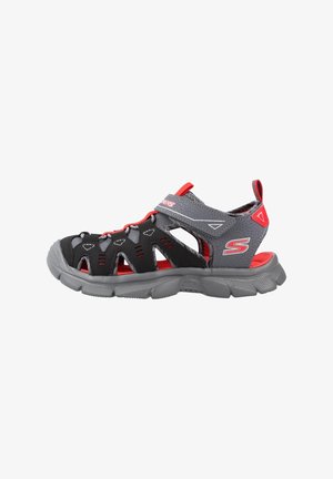 Sandalia deportiva para niño con puntera cerrada en negro, gris y rojo con correas ajustables y suela acolchada para actividades al aire libre.