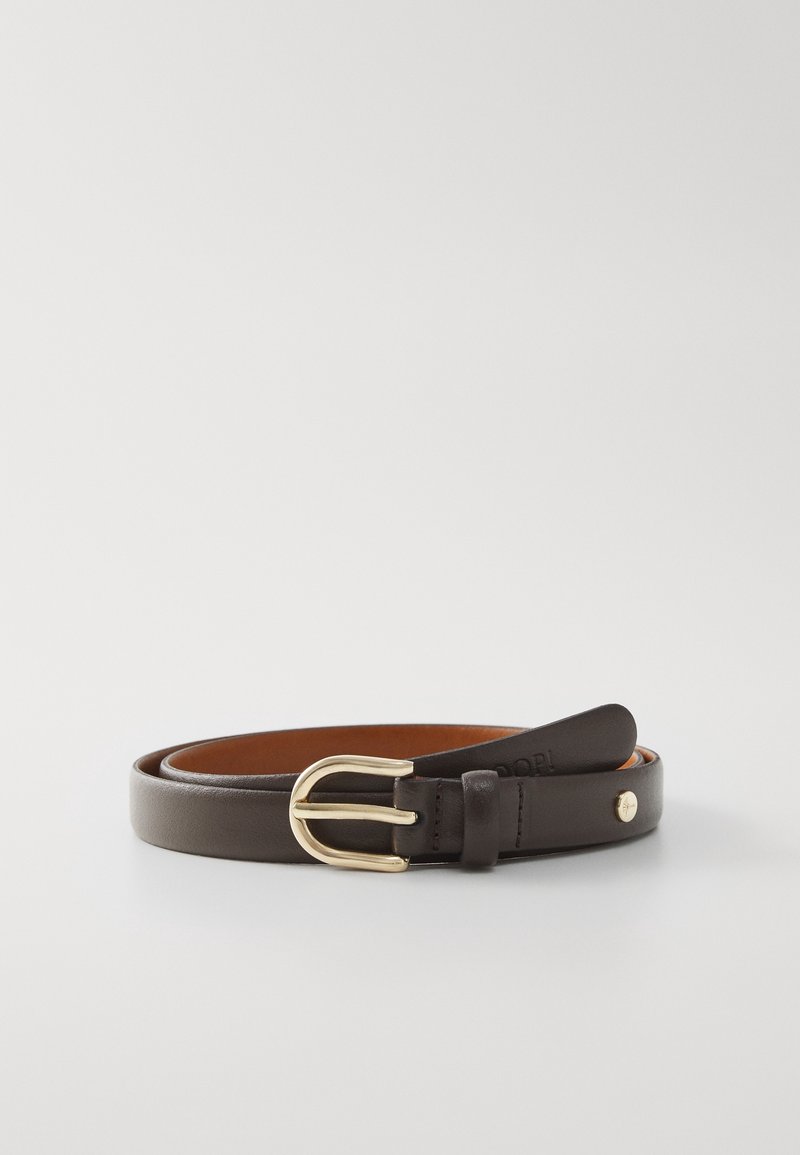Ceinture en cuir marron foncé roulée avec une petite boucle dorée et un clou doré près de l'extrémité sur un fond blanc.