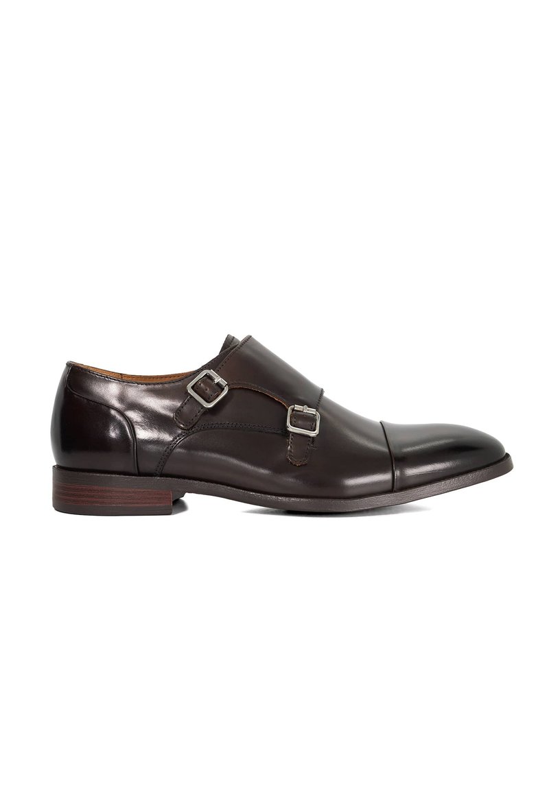 Donkerbruine leren schoenen met twee decoratieve gespen, een ronde neus en een lage houten hak. Gladde textuur met subtiele glans.
