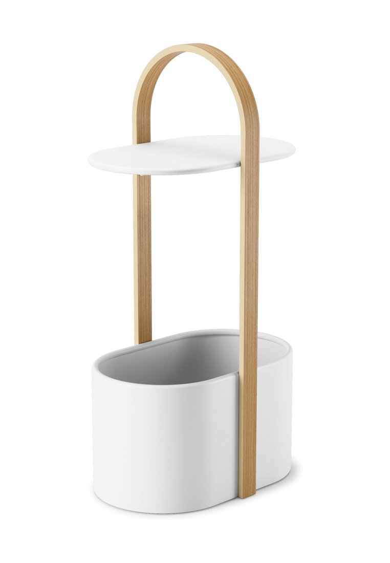 Vaso in ceramica bianca con forma curvilinea, manico ad arco in legno e un ripiano circolare in legno sulla parte superiore. Texture liscia con design minimalista.