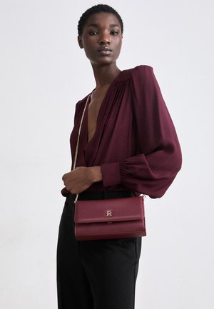 ETERNITY CHAIN CROSSOVER - Cross body bag - raspberry truffle