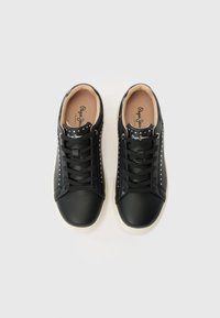 Čierne tenisky z hladkej kože s bielymi gumovými podrážkami, s viacerými cvočkami, čiernymi šnúrkami a značkovou vnútornou stielkou.