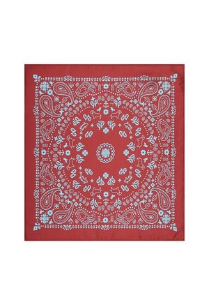 Czerwona bandana z jasnoniebieskimi, złożonymi wzorami paisley, kwiatowymi, zwierzęcymi i geometrycznymi, ułożonymi w koncentryczne okręgi oraz wzdłuż krawędzi.