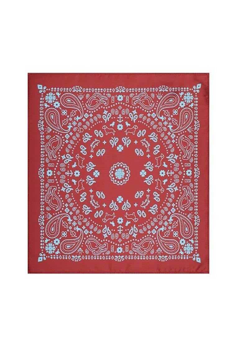Czerwona bandana z jasnoniebieskimi, złożonymi wzorami paisley, kwiatowymi, zwierzęcymi i geometrycznymi, ułożonymi w koncentryczne okręgi oraz wzdłuż krawędzi.