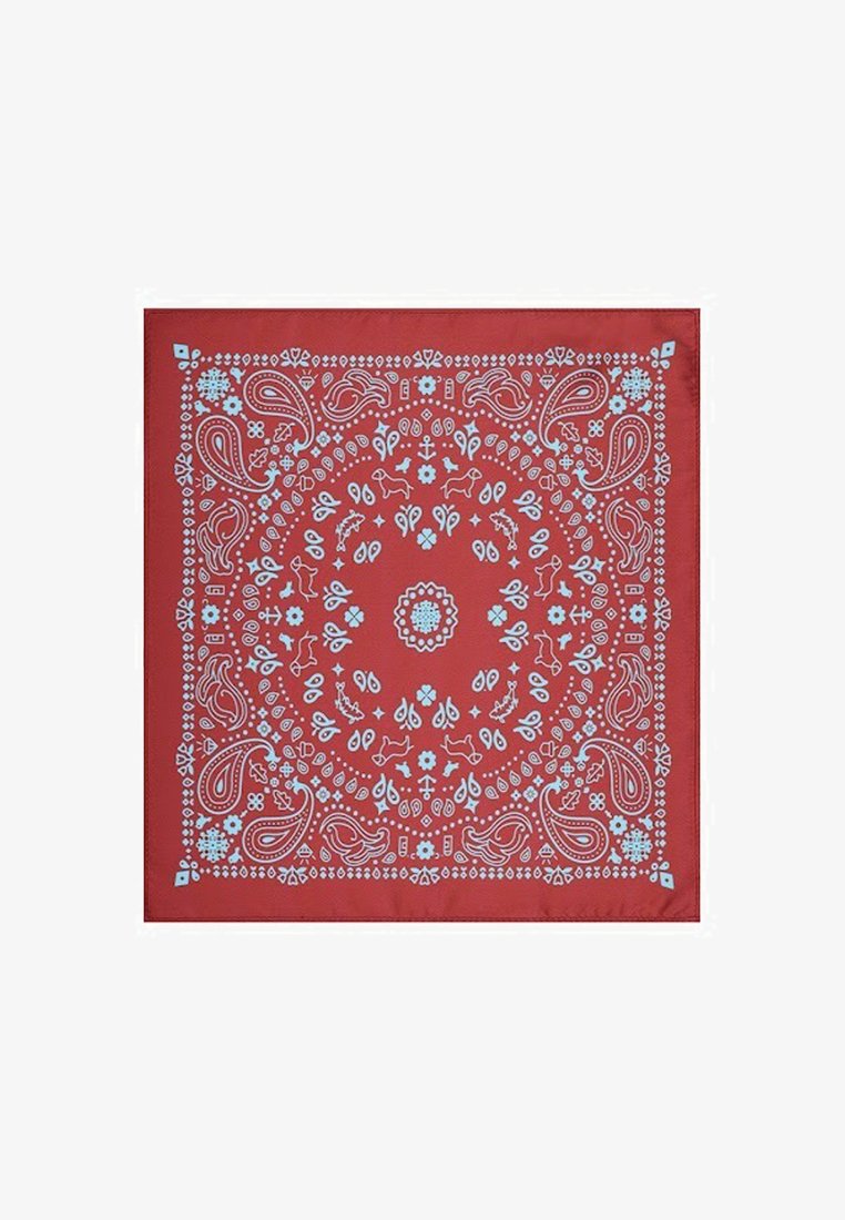 Czerwona bandana z jasnoniebieskimi, złożonymi wzorami paisley, kwiatowymi, zwierzęcymi i geometrycznymi, ułożonymi w koncentryczne okręgi oraz wzdłuż krawędzi.