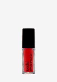 Aceite de labios rojo en un tubo rectangular transparente con una tapa cuadrada negra. La etiqueta presenta texto en negro. Textura suave, acabado brillante.