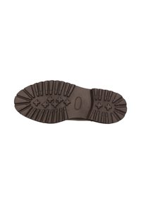 Suela de zapato de goma marrón con un patrón de tracción texturizado, que presenta estrías, detalles circulares y un logo central. Acabado suave en toda la superficie.