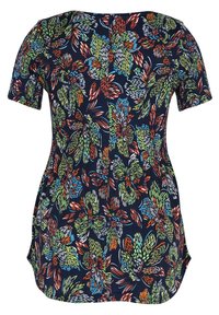 Blouse à manches courtes bleu marine avec motif floral abstrait coloré en vert, orange, blanc et bleu, avec un ourlet arrondi.