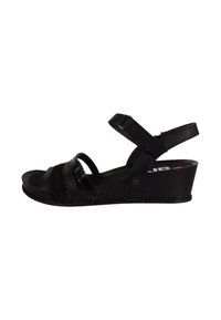 Sandalias de cuña negras con múltiples correas, punta abierta, cuero texturizado y correa ajustable en el tobillo. Presenta un ligero tacón para mayor elevación.