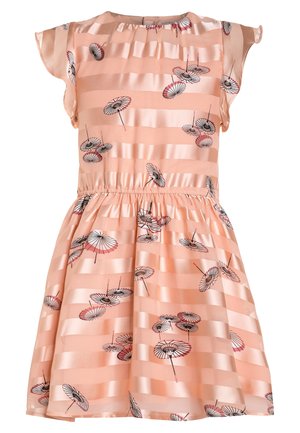 Roze satijnen jurk met een uitlopende rok, korte mouwen en een elastische taille. Heeft een patroonontwerp met paraplu's tegen gestreepte stof.