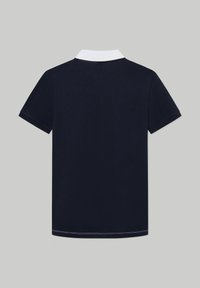 Polo shirt blu navy con colletto bianco, maniche corte e dettagli di cucitura sottili. Texture liscia, orlo dritto.