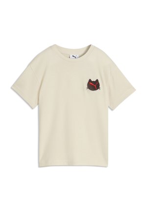 T-shirt beige à manches courtes avec un petit écusson de chat noir et un logo puma rouge sur la poitrine gauche, présenté sur un fond uni.