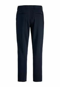 Pantalon de costume bleu marine avec passants de ceinture, deux poches passepoilées à l'arrière, et coupe droite, vu de dos.