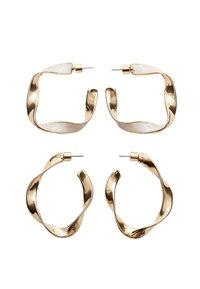 Guldfarvede hoops øreringe med en snoet design. Har en glat tekstur og subtil glans. To par inkluderet med nålstuds for sikker bæring.
