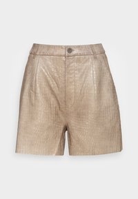 Pantaloni corti beige con stampa a coccodrillo, dotati di una vita strutturata, caratterizzati da pieghe frontali e una chiusura con un solo bottone. Texture in pelle liscia.