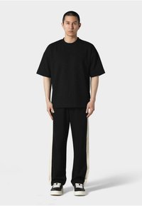 Irasuto Studios WAFFLE  - T-shirts basic - black