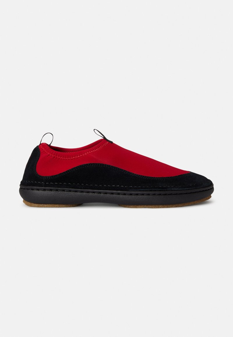 Κόκκινα και μαύρα παπούτσια τύπου slip-on με λείο υφασμάτινο επάνω μέρος, σουέντ λεπτομέρειες, στρογγυλεμένη μύτη και υφασμένη λαστιχένια σόλα. Διαθέτουν ραμμένο σχέδιο.
