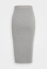 Grå ribbad stickad blyertskjol med hög midja, med vertikala ränder och en figurnära silhuett som når mitt på vadder.