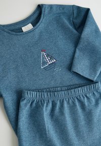 Ensemble bébé bleu à manches longues avec pantalon à taille élastique et broderie d'un voilier sur la poitrine, doté de boutons pression aux épaules.