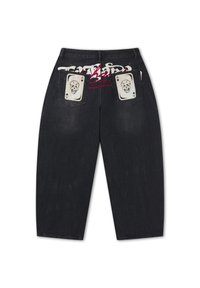 Schwarze Denim-Hose mit zwei Gesäßtaschen, die weiße Spielkarten mit Totenköpfen und dem Pik-Ass zeigen.