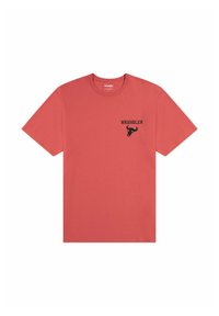 Camiseta roja de algodón con cuello redondo, mangas cortas y un logo negro de Wrangler con un diseño de cráneo de toro en el lado izquierdo del pecho.