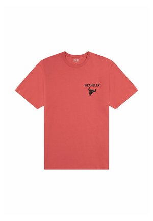 Rode katoenen T-shirt met een ronde hals, korte mouwen en een zwart Wrangler-logo met een stierenschedelontwerp op de linkerborst.