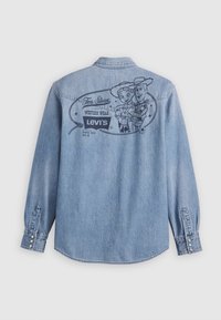 Lyseblå denimskjorte med et bakgrunnsdesign av to karakterer med "Toy Story"- og "Levi's"-merker. Knappede ermer og klassisk kragedesign.
