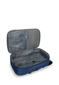Blauwe reistas met grijze binnenkant, voorzien van meerdere compartimenten, een gaasrits zak en verstelbare banden. Ritsopening voor gemakkelijke toegang.