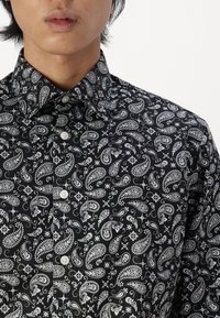 Selected Homme SLHSLIM PERFORMANCE SHIRT - Srajca - black paisley
