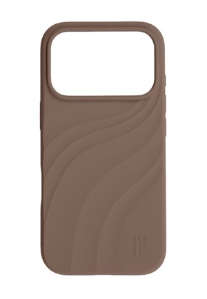 Coque de téléphone en silicone marron avec des lignes texturées ondulées et une grande découpe pour la caméra en haut. Petit logo "Ideal Sweden" près du bord inférieur.