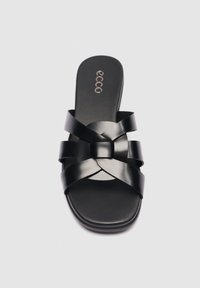 Sandale à glissière en cuir noir avec des brides croisées et une semelle intérieure rembourrée, affichant le logo ECCO sur la semelle intérieure, sur un fond clair uni.