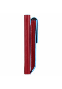 Portafoglio in pelle rossa con cuciture blu, caratterizzato da una texture liscia e un design sottile, mostrato in posizione verticale per evidenziare la forma e il contrasto dei colori.