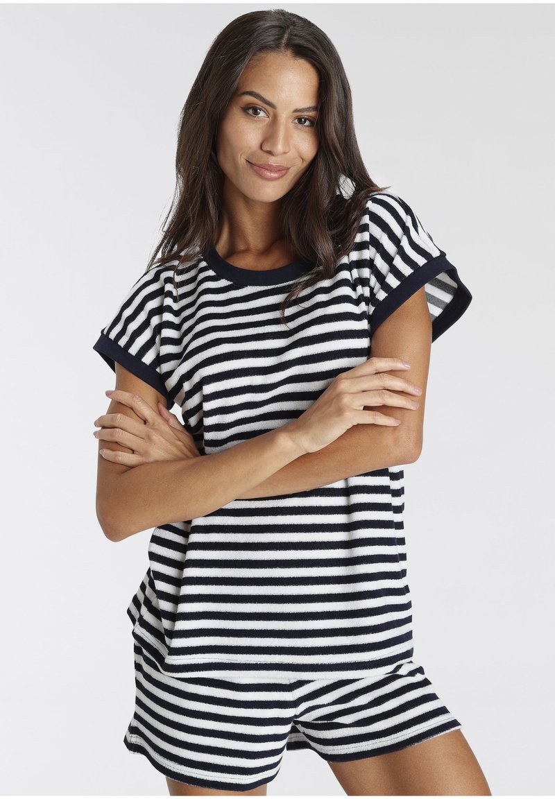 Set di abbigliamento da casa a righe in blu navy e bianco; maglietta a maniche corte con scollatura rotonda, vestibilità comoda e pantaloni corti abbinati con lo stesso motivo.