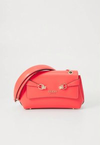 Rode handtas van kunstleer met een gestructureerde vorm, twee gespsieraden en een afneembare riem. Voorzien van het "GUESS EST. 1981" logo aan de voorkant.