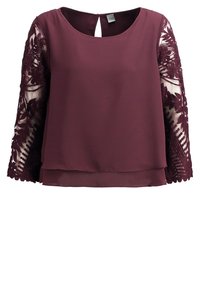 Blouse bordeaux pour femme avec manches en dentelle florale transparente et ourlet à volants, avec col rond et fermeture à bouton au dos.