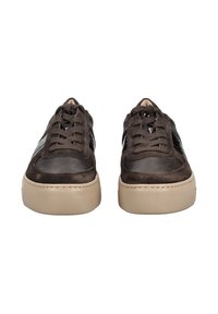 Baskets en daim marron avec un panneau latéral en cuir lisse, lacets plats et semelle en caoutchouc beige texturée. Détails de couture le long des bords.