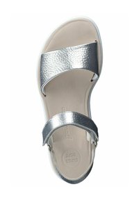 Sandalia metálica plata con dos correas ajustables, plantilla acolchada marcada "SUPER SOFT" y suela de goma blanca. Textura suave, diseño abierto.