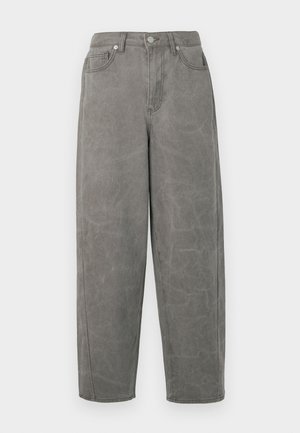 Pantaloni in denim grigio con una vestibilità relax, vita alta, design a cinque tasche e leggera scoloritura. Presentano una chiusura con zip e bottone in metallo.