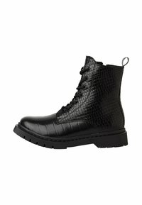 Bottines noires à lacets avec une tige en cuir synthétique texturé à motif crocodile, bout rond et semelle en caoutchouc épaisse.