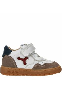 Witte sneaker met rode en grijze accenten, van suede en leer materiaal, verstelbare klittenbandsluiting, rubberen zool, ronde neus en gestikte details.